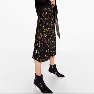 ⭐️HP⭐️ NWOT Zara Floral Pleated Midi Skirt